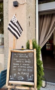 Entrée crêperie avec drapeau Breton